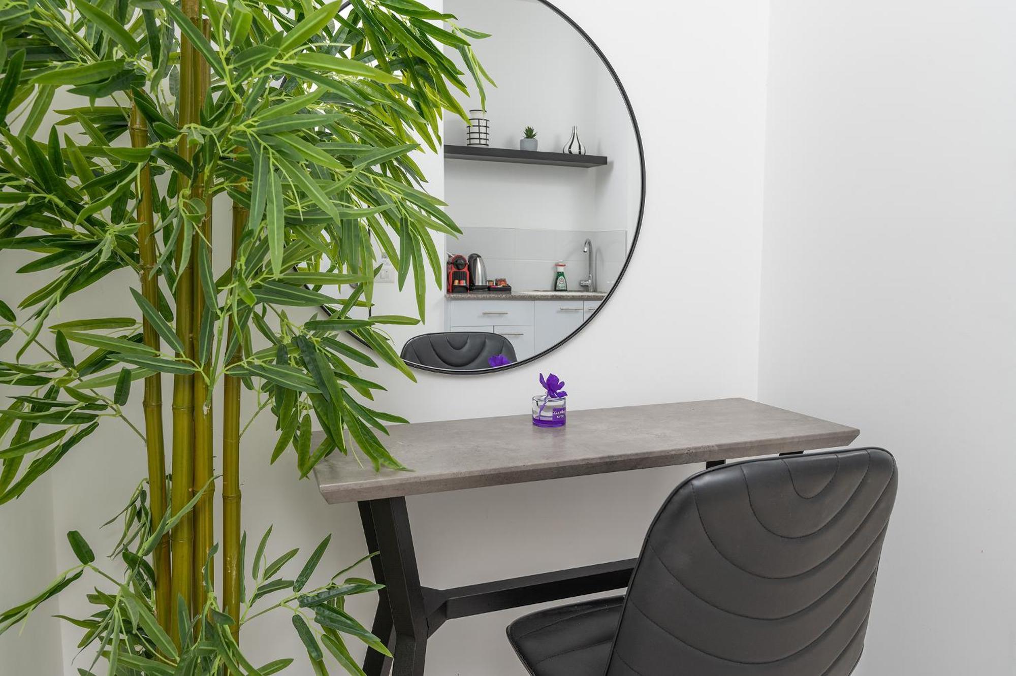 Hi-Yam Seaview Apartments & Suites - יש ממ"ד Bat Yam Room photo